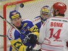 LET�C� PUK. V p�edkole play-off ho p�ed brankou sleduj� t�ineck� Radek Bonk