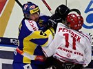RUCE VZH�RU. V tvrd�m souboji u mantinelu se potkali t�ineck� Jan Peterek