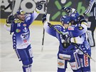 BRN�NSK� RADOST. Hokejist� Komety Brno slav� branku proti Kladnu, vlevo