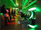 PROMY�LEN� REKLAMA. Turist� dobrovoln� b�hem prohl�dky sleduj� reklamn� spoty z