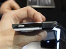 Prostřední Optimus L5 má kovový leštěný rámeček, který dělá telefon dražším,...