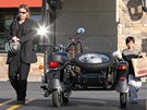 Brad Pitt se vydal na n�kupy na motorce Ural se sajdk�rou s adoptovan�m synem