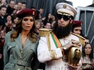 Sacha Baron Cohen nakonec p�i�el do Hollywood and Highland Center v uniform�...