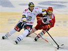 HRAJEME S �SM�VEM. Petr Nedv�d z Liberce (vlevo) a Michal Vondrka ze Slavie v