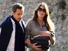 Prezident Sarkozy s man�elkou a dcerou na proch�zce