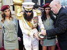 Sacha Baron Cohen rozpr�il popel Kim �ong-ila na �erven�m koberci.
