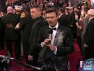 Ryan Seacrest moderoval v zapr�en�m obleku.