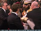 I p�es snahu ochranky se Cohenovi poda�ilo celou urnu vypr�zdnit.