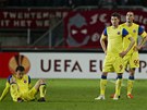 VY�AZENI. Smutn� pohledy, zklaman� zalo�en� ruce v blok, to v�e d�v� sv�d�it,