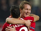 Nacer Chadli (z�dy) z Twente Enschede slav� s  Luukem de Jongem g�l proti