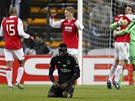 NA KOLENOU. Cheikhou Kouyate z Anderlechtu smutn�, fotbalist� Alkmaaru se