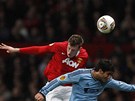 VE VZDUCHU. Hlavi�kov� souboj sv�d�j� Phil Jones z Manchesteru United (vlevo) a