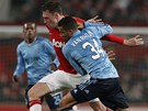 KUP�EDU. Phil Jones z Manchesteru United se prod�r� p�es Ricarda Van Rhijna z