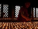 Mnich zapaluje sv�ce v jedn� z buddhistick�ch svaty� kl�tera Swayambhunath.