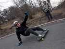 Sérii ostrých zatáček švihali efektními slidy, až se guma na asfaltu