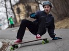 Na dlouhém skateboardovém prkně se dá uhánět rychlostí několika desítek