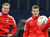 P�ED ODVETOU. Plze�t� fotbalist� David Limbersk� (vlevo) a Vladim�r Darida na