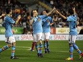 Andr�s Iniesta (uprost�ed) slav� v reprezentaci g�l se sv�mi spoluhr��i.