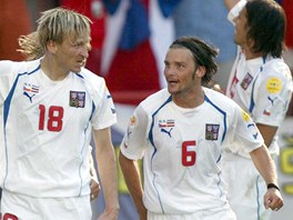 Marek Jankulovski (vpravo) a Marek Heinz se raduj� z v�t�zstv� v z�pase proti...