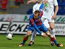 Plze�sk� Daniel Kol�� v souboji z Boleslavskou obranou.