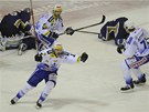 VYROVN�N�. Hokejist� Komety Brno se raduj� z vyrovn�n� v z�pase p�edkola