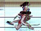 T�SN� TRIUMF. Sprinterka Denisa Rosolov� (v b�l�m) vyhr�la na halov�m MS v