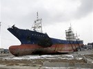 T�m�� rok po ni�iv�m zem�t�esen� a n�sledn�ch p��livov�ch vln�ch tsunami v...