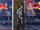 VE ZNAMEN� B�KA. Sebastian Vettel vych�z� z motorhomu t�mu Red Bull.