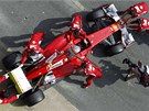 ZAT�M JE�T� MUSEJ� TLA�IT. T�m Ferrari se v testech nep�edvedl ve zrovna