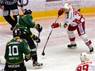 CO VYMYSL�? U puku je sl�vistick� bek Pavel Kola��k a nahazuje p�ed branku