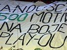 S TRANSPARENTEM. Karlovar�t� p��znivci p�i utk�n� o udr�en� v extralize