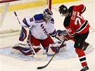 Brank�� Henrik Lundqvist z New York Rangers �el� �anci Patrika Eli�e z New