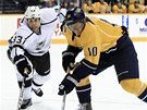 Martin Erat (vpravo) z Nashvillu bojuje o puk s Williem Mitchellem z Los