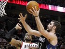 Kevin Love z Minnesoty zakon�uje p�es LaMarcuse Aldridge z Portlandu.
