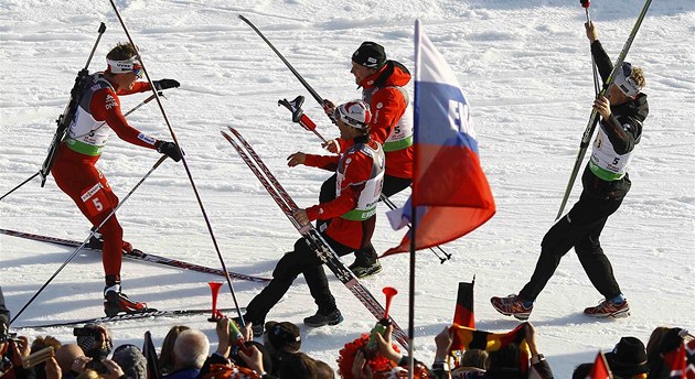 �AMPIONI. Nor�t� biatlonist� Ole Einar Bj�rndalen, Rune Brattsveen, Tarjei B� a
