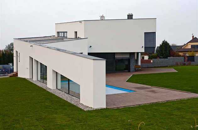 Stěna, která chrání bazén před větrem, je prosklená, aby se hmota odlehčila a