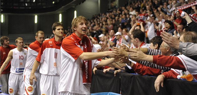 Nymburští basketbalisté slaví s fanoušky výhru nad CSKA Moskva. Nymburští basketbalisté slaví s fanoušky výhru nad CSKA Moskva.
