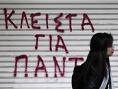 "Zavřeno navždy." Nápis na obchodě v centru Atén (25. února 2012)