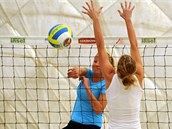 Sme�uje Markéta Sluková, o blok se pokou�í Michaela Vorlová.  