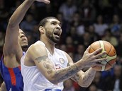 Chester Tre Simmons z Nymburka bojuje s obranou CSKA Moskva.
