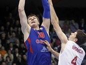 Andrej Voroncevič z CSKA zakončuje, brání ho Petr Benda z Nymburka.
