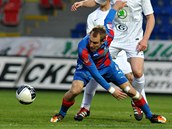 Plzeňský Daniel Kolář v souboji z Boleslavskou obranou.