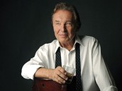 Na fotografii Karel Gott sice drží jiný drink, ale pro ČT chystá pořad s názvem Kávu si osladím, pojmenovaný podle svého velkého hitu.