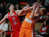 POZOR NA OBLI�EJ. O m�� v z�pase ligy basketbalistek bojuj� hradeck� Michaela