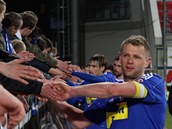 RADOST PO ZÁPASE. Olomoučtí fotbalisté se po ligovém vítězství zdraví s