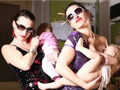 Členky kapely Yellow Sisters Lenka Jankovská a Bára Vaculíková v klipu Laktační... Členky kapely Yellow Sisters Lenka Jankovská a Bára Vaculíková v klipu Laktační...