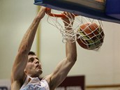 Smečující prostějovský pivotman Kamil Švrdlík. Smečující prostějovský pivotman Kamil Švrdlík.