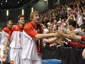 Nymburští basketbalisté slaví s fanoušky výhru nad CSKA Moskva.