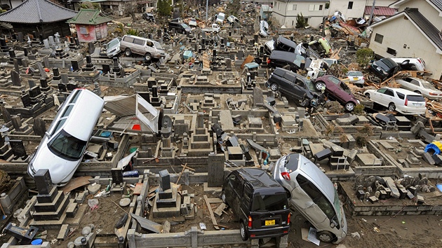 Přílivová vlna tsunami se prohnala i hřbitovem v japonském městě Išinomaki. Přílivová vlna tsunami se prohnala i hřbitovem v japonském městě Išinomaki.