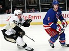 Sidney Crosby (vlevo) z Pittsburghu a Dan Girardi z NY Rangers.